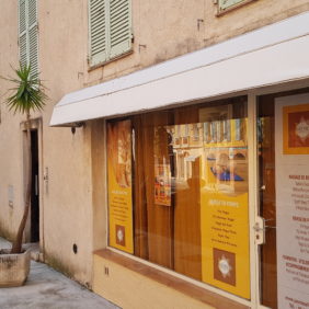 Situé entre la chapelle des Pénitents blancs et l'ancien lavoir de Vence (rue du cinéma Casino)