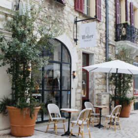 Jolie terrasse face au musée de Vence