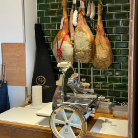 Noir de Bigorre à la Petite Etoile à Vence